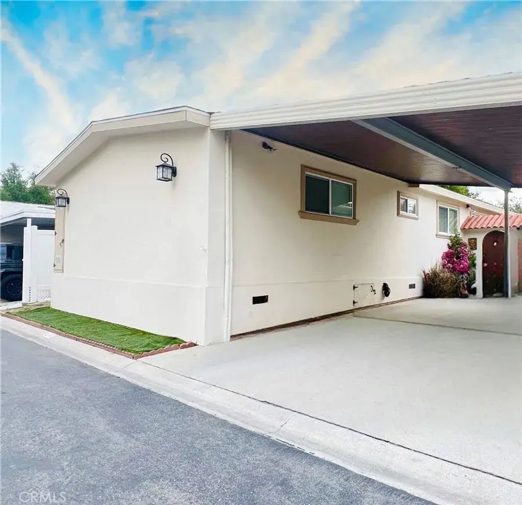 23777 Mulholland Hwy Spc 35, Calabasas