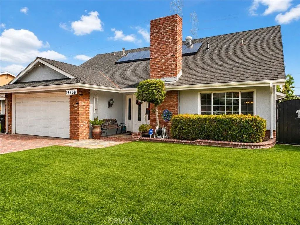 15558 Gundry, Paramount