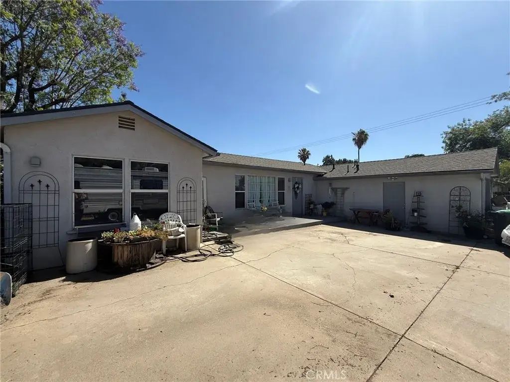 325 W Ave L, Calimesa