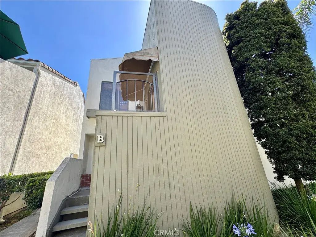2336 Elden B, Costa Mesa