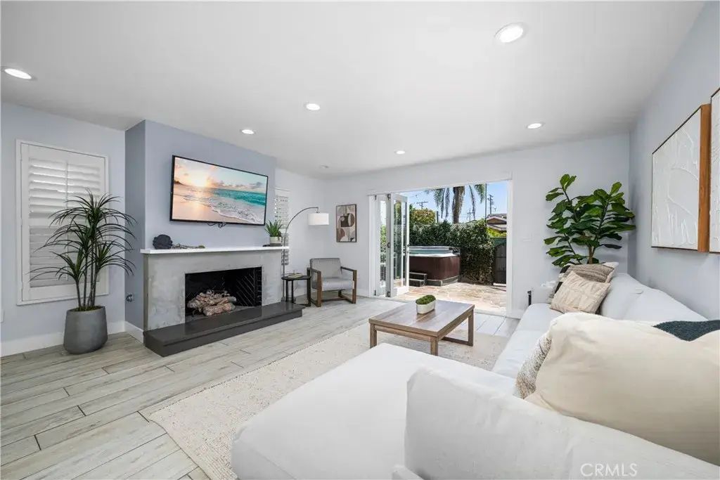 215 Knoxville Avenue, Huntington Beach