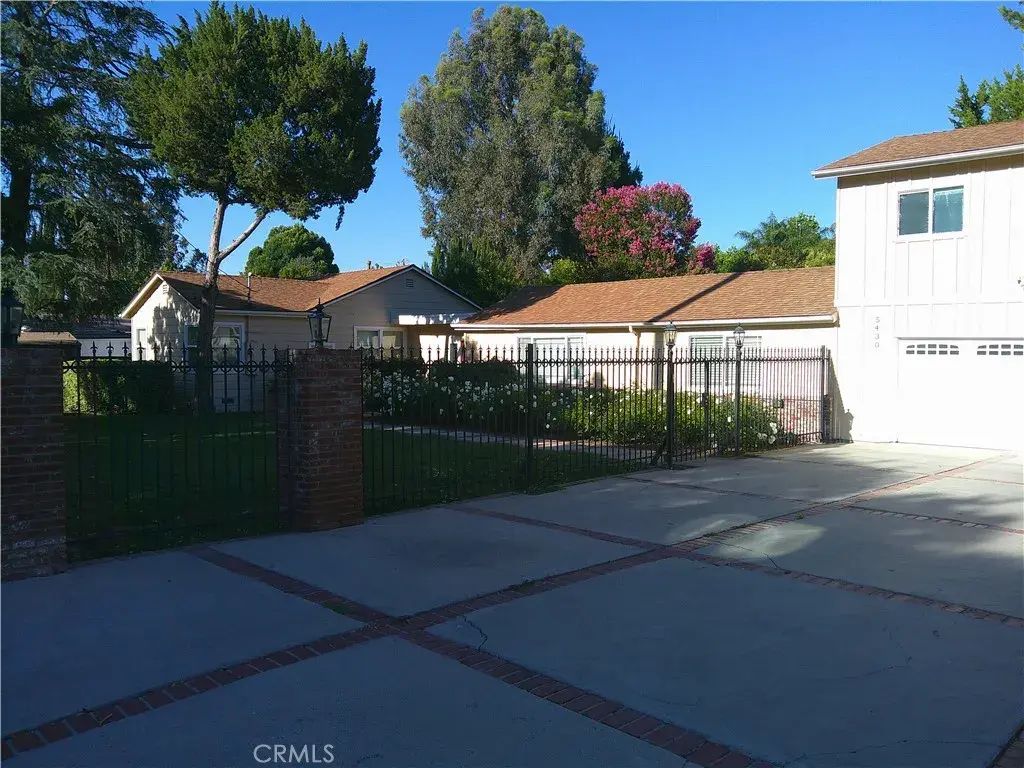 5430 Woodlake Avenue, Woodland Hills