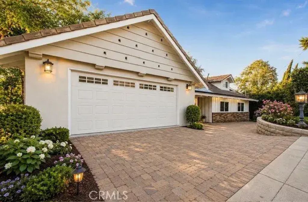 5352 Elvira, Woodland Hills