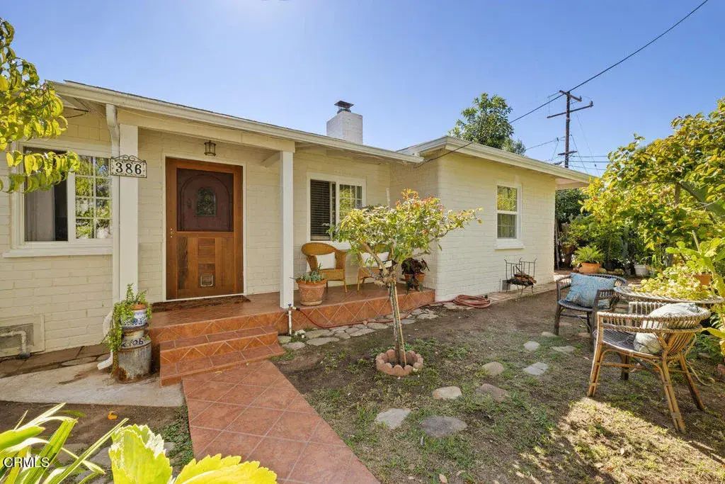 386 Larmier Avenue, Oak View