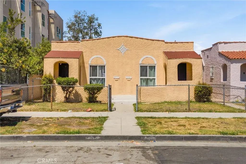 8701 Menlo, Los Angeles