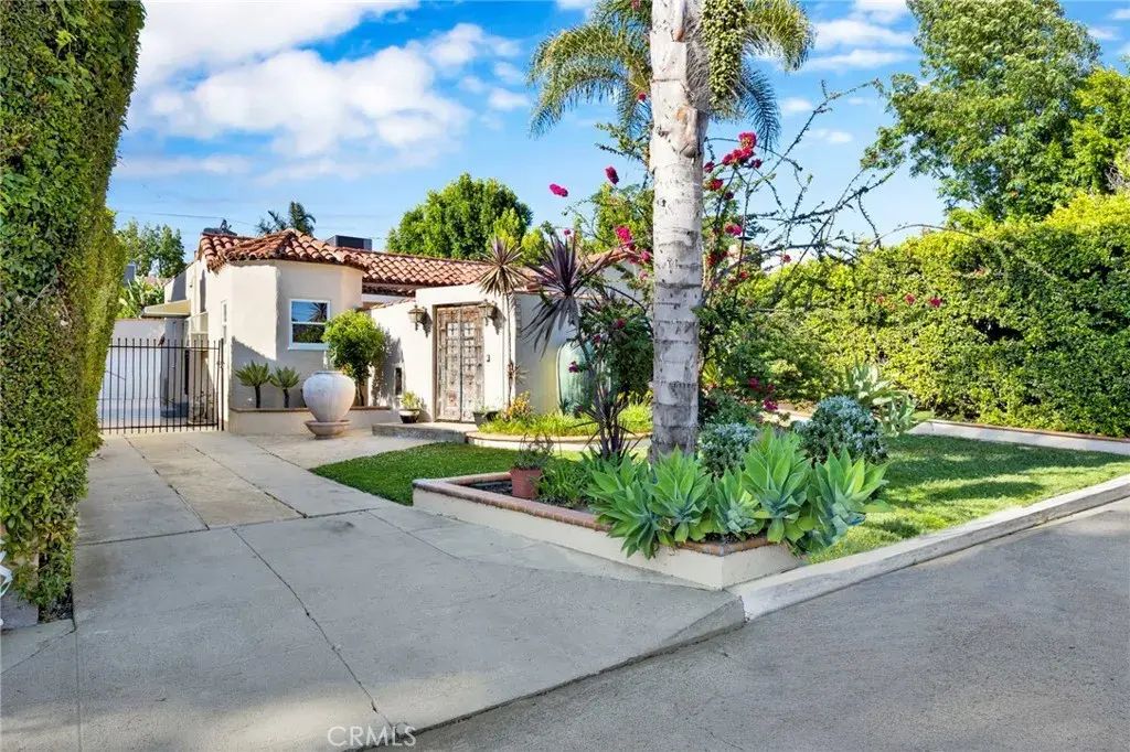 11301 Blix, West Toluca Lake