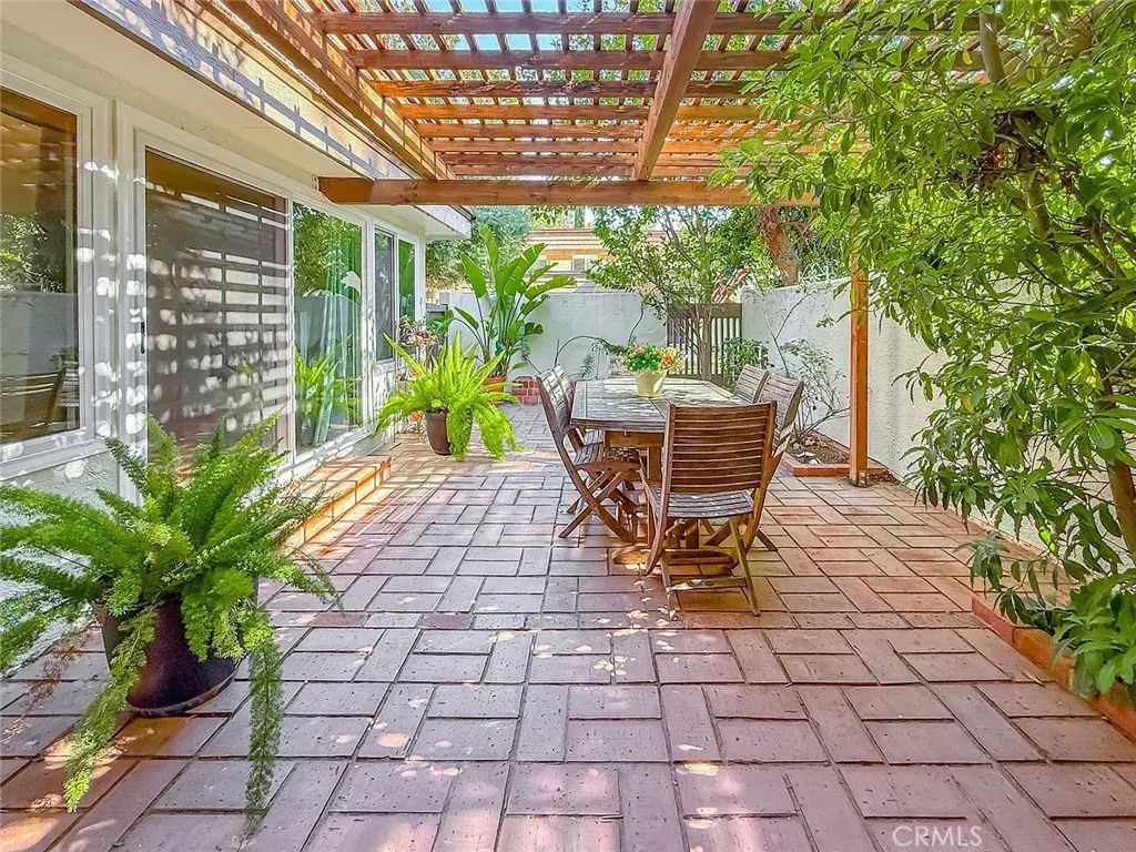 10439 Larwin Avenue, Chatsworth