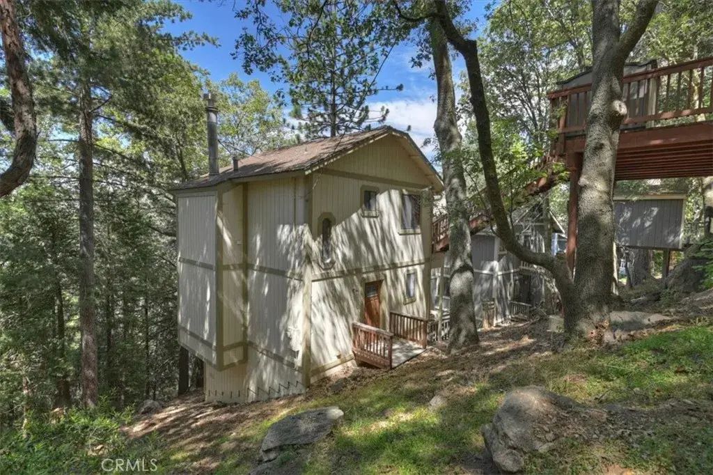 955 Coulter Pine, Crestline