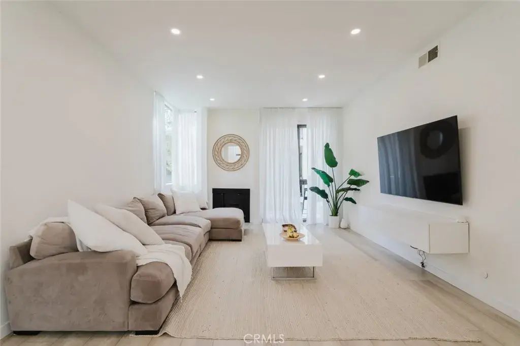 1305 N Columbus Avenue 204, Glendale