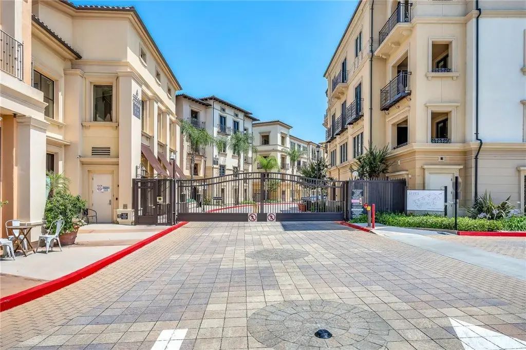 23500 Park Sorrento E22, Calabasas