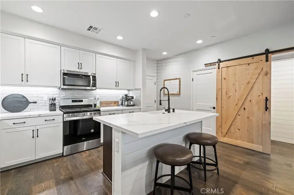 212 Red Brick 3, Simi Valley