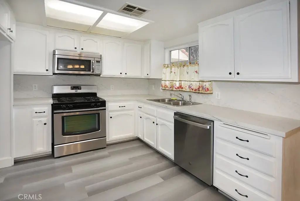 8032 Rose 13, Paramount