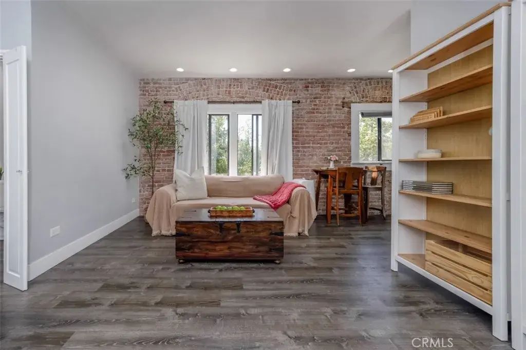 325 W 3rd Street 204, Long Beach