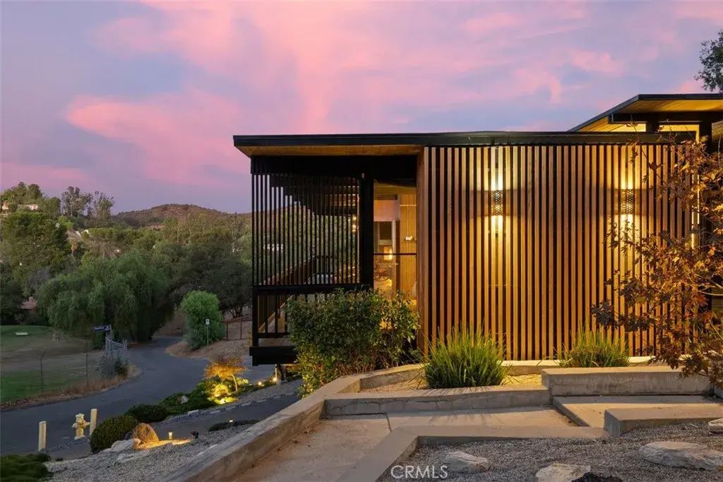 21090 Rios Street, Woodland Hills