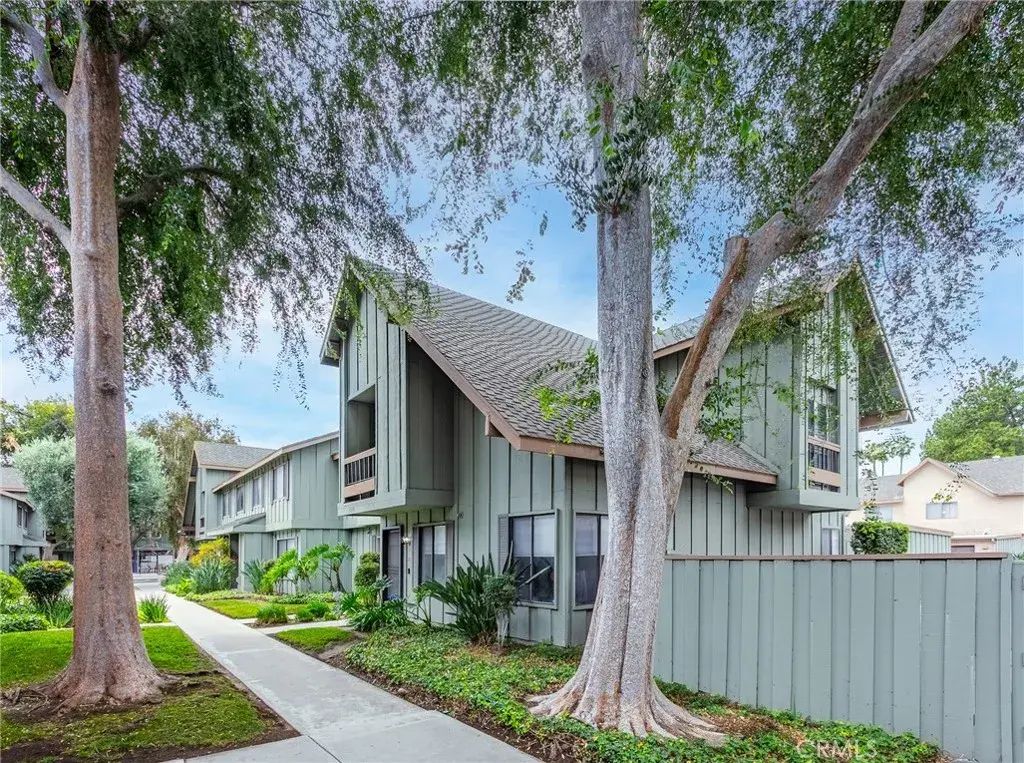 20126 Runnymede Street 22, Winnetka