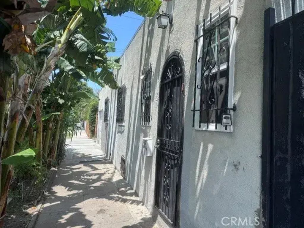 9223 S San Pedro, Los Angeles