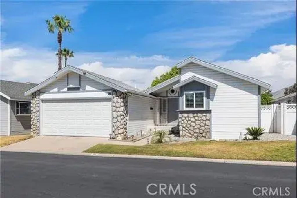 140 W Pioneer Ave 38, Redlands