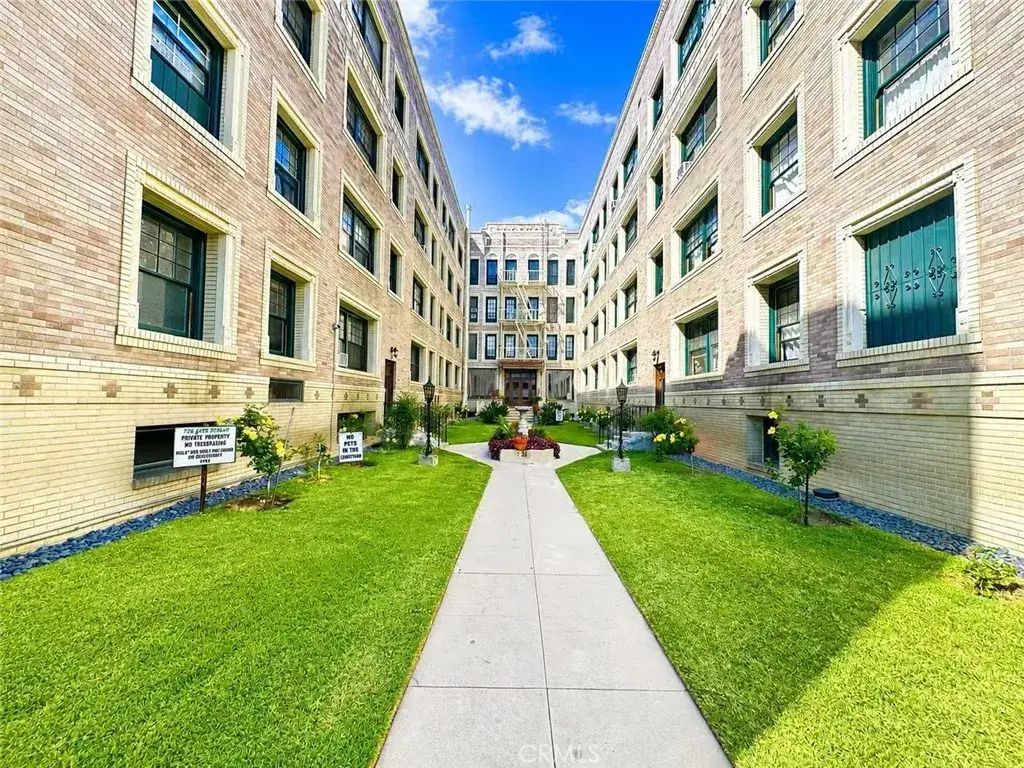 2121 James M Wood Boulevard 411, Los Angeles