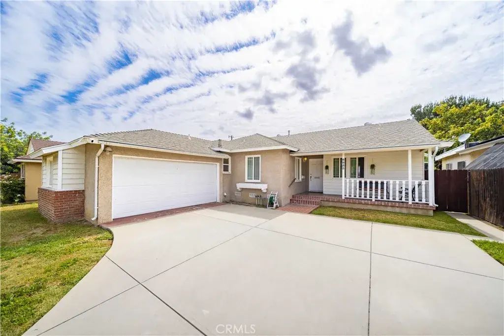 6853 Vanalden Avenue, Reseda