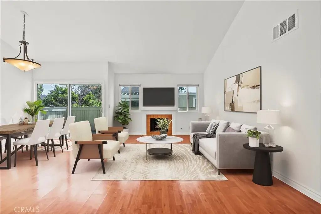 22117 Burbank Blvd. #5, Woodland Hills