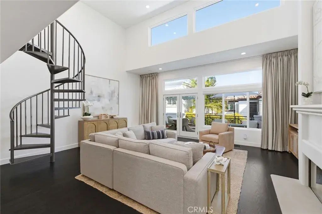 720 Manhattan Beach Boulevard, Manhattan Beach