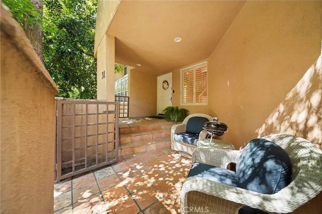 18730 Hatteras 31, Tarzana