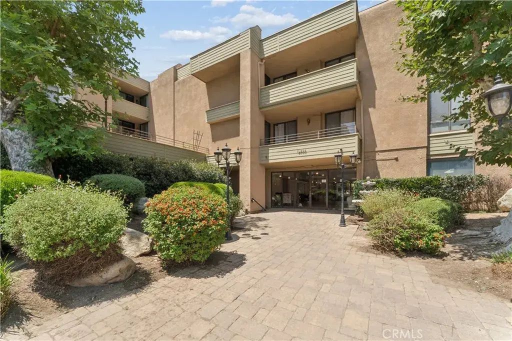16866 Kingsbury 107, Granada Hills