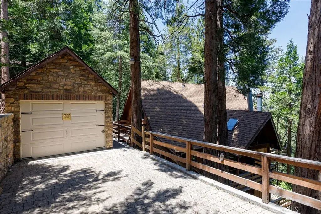 24686 Altdorf, Crestline