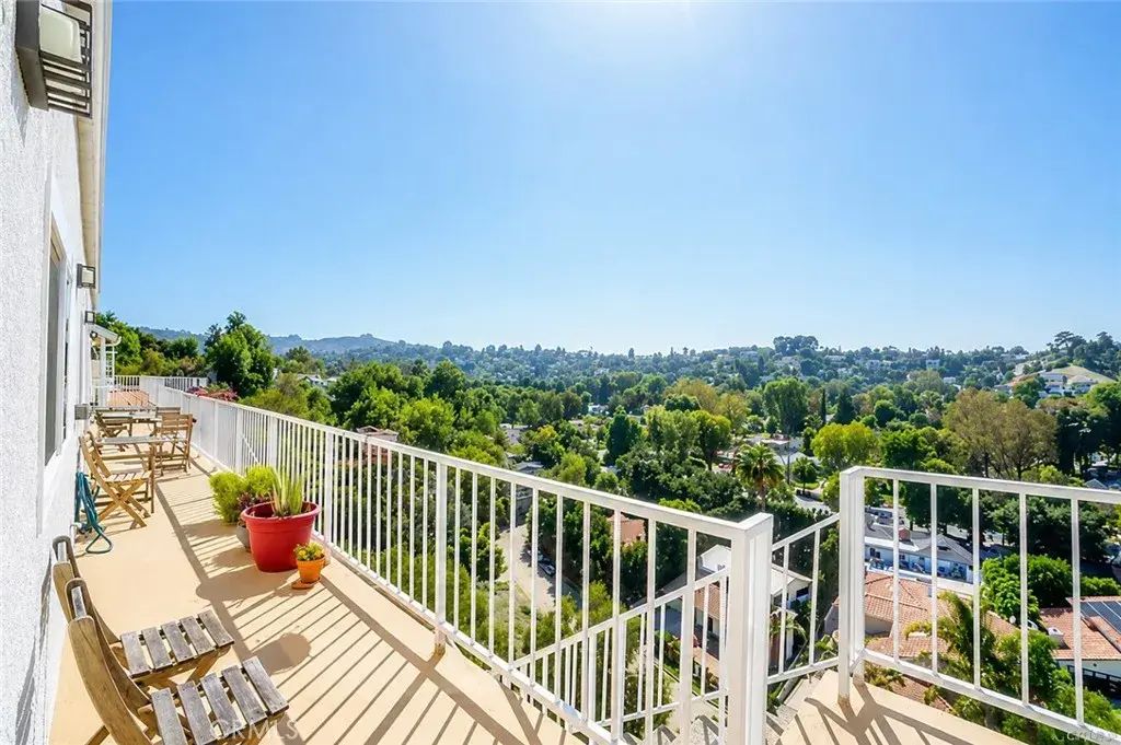 5035 Escobedo Drive, Woodland Hills