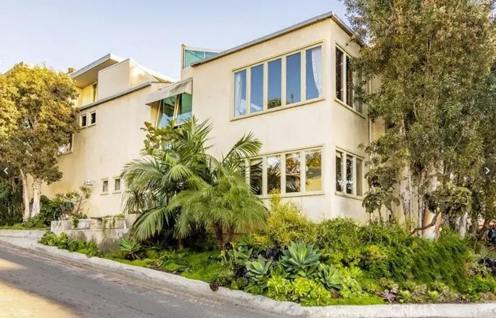 400 34th (lower) Street, Manhattan Beach