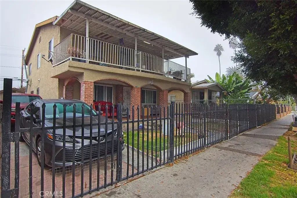 6911 Compton, Los Angeles