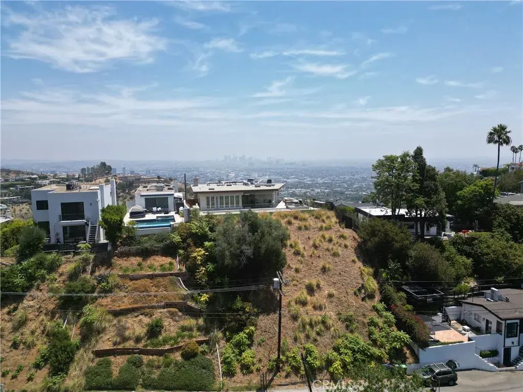 8220 Mannix, Los Angeles