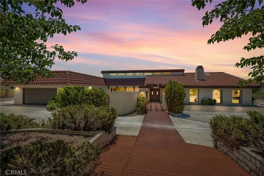 19585 Crest, Apple Valley
