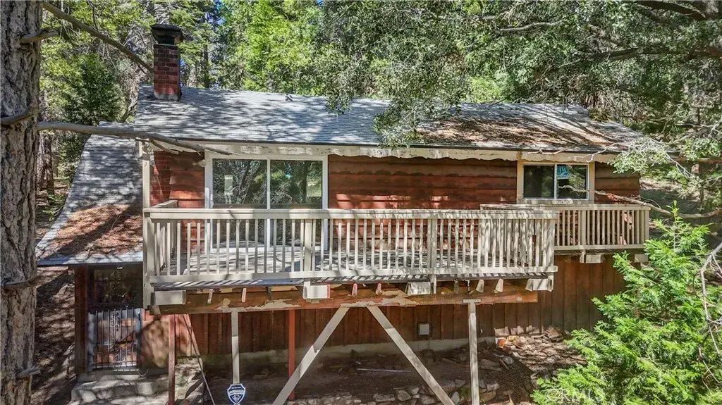 1155 Chateau Dr, Crestline