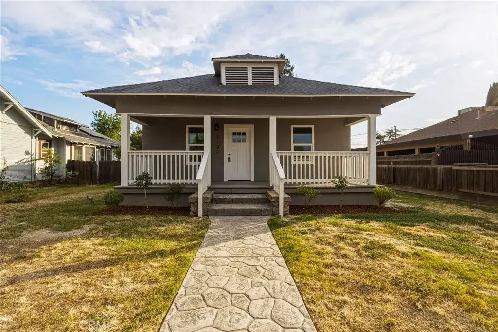 1127 J, Reedley