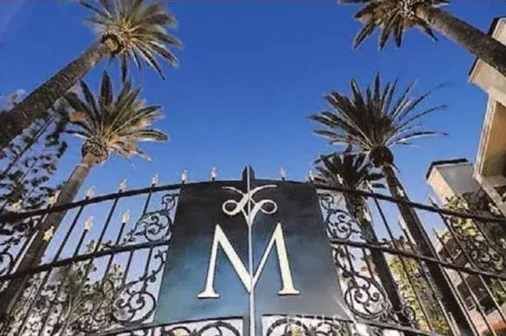 21550 Burbank Boulevard 208, Woodland Hills