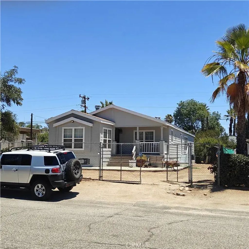 22956 La More, Perris