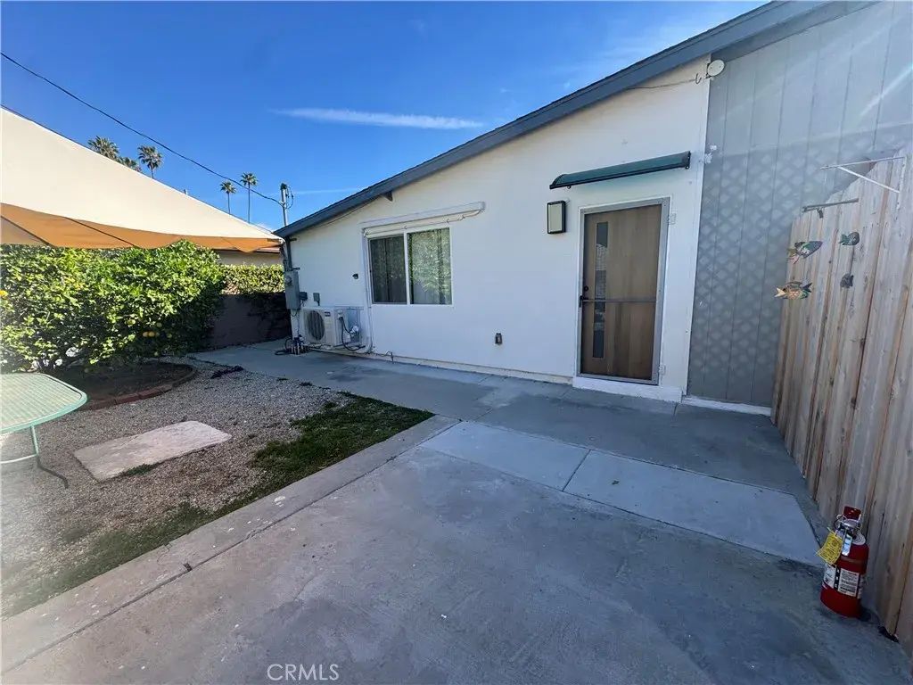 6439 Graves, Lake Balboa