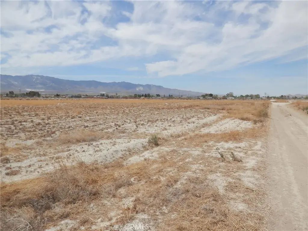 Octavo St. + Pearl Rd, Lucerne Valley