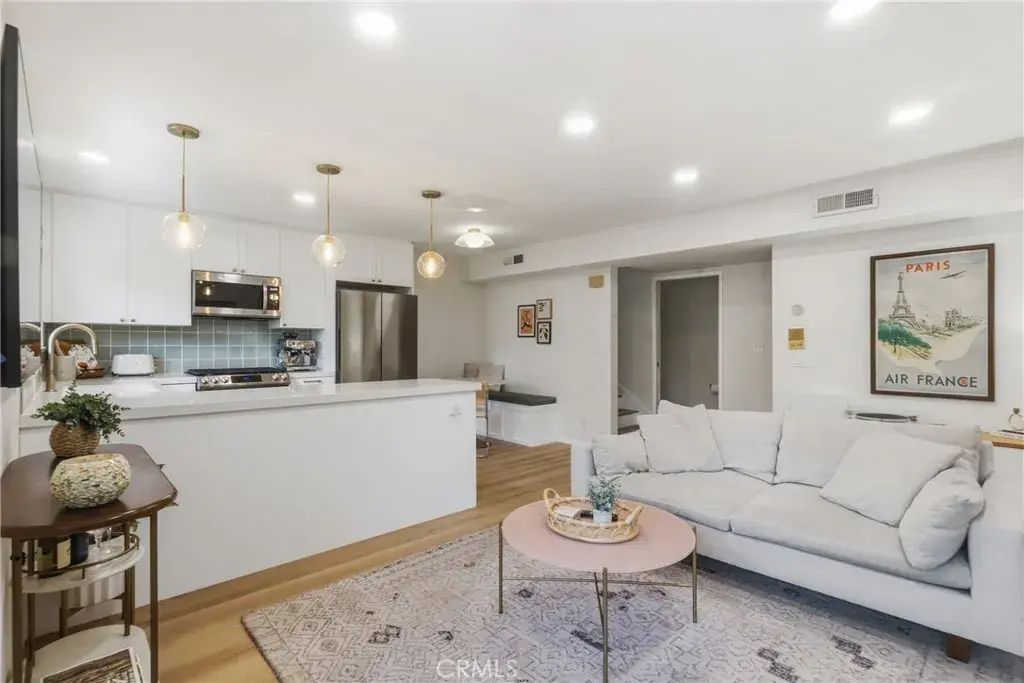 2147 N Beachwood 4, Los Angeles