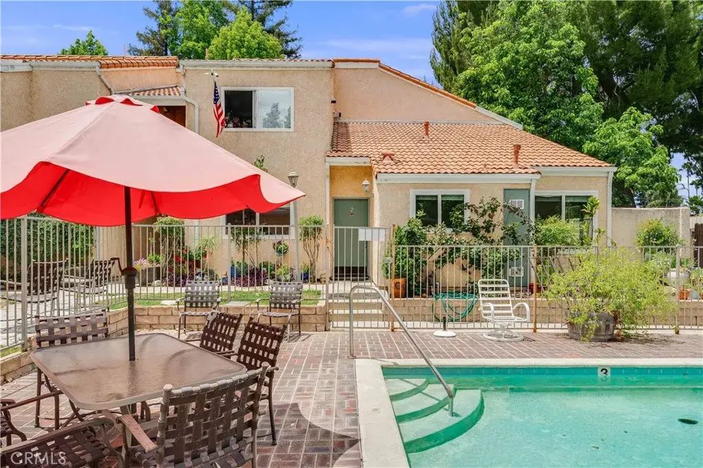 6300 Shoup Avenue 2, Woodland Hills