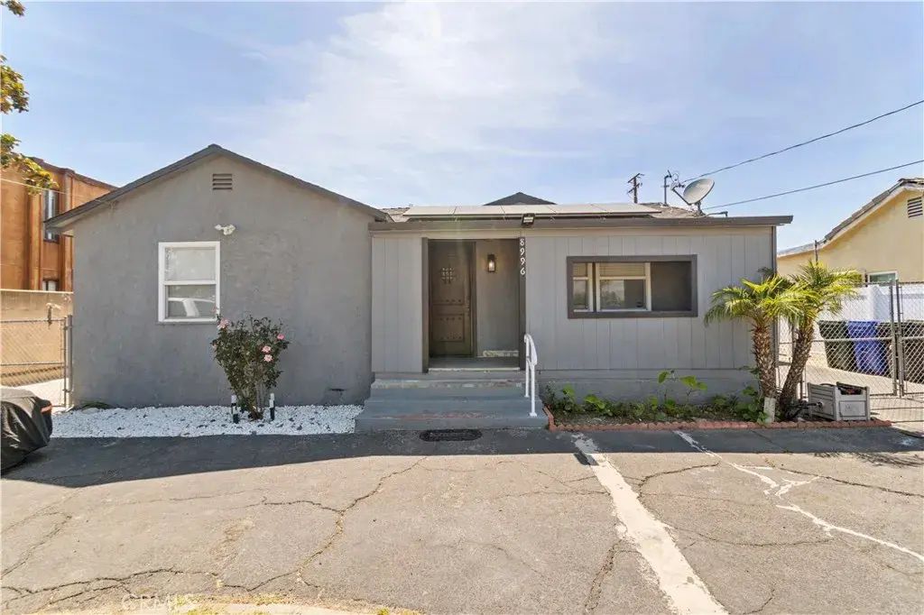 8996 Newport, Fontana