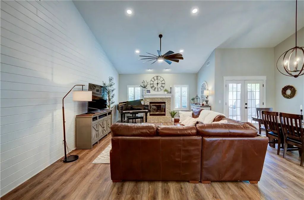 1812 E Oakmont, Fresno