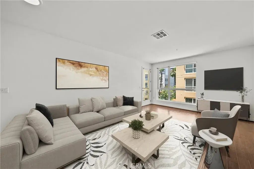 21301 Erwin 420, Woodland Hills