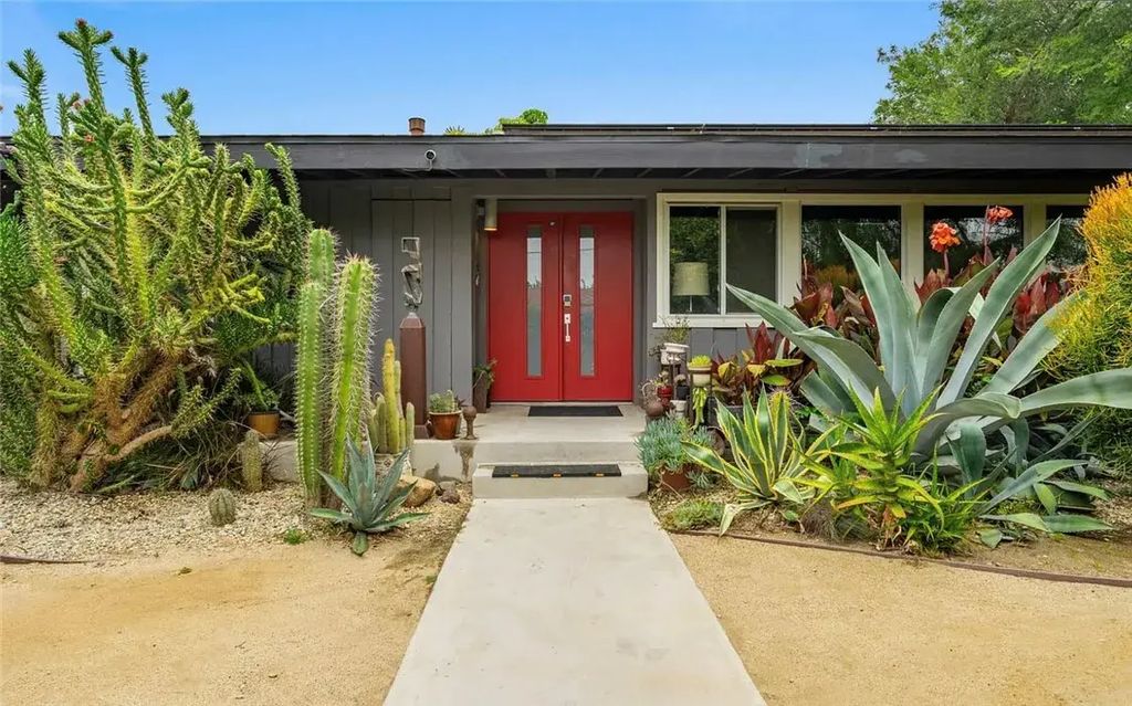 13557 Kittridge, Van Nuys