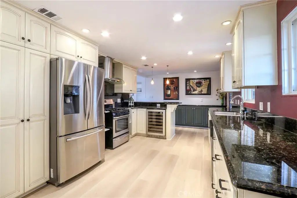1236 E Highland Court, Ontario