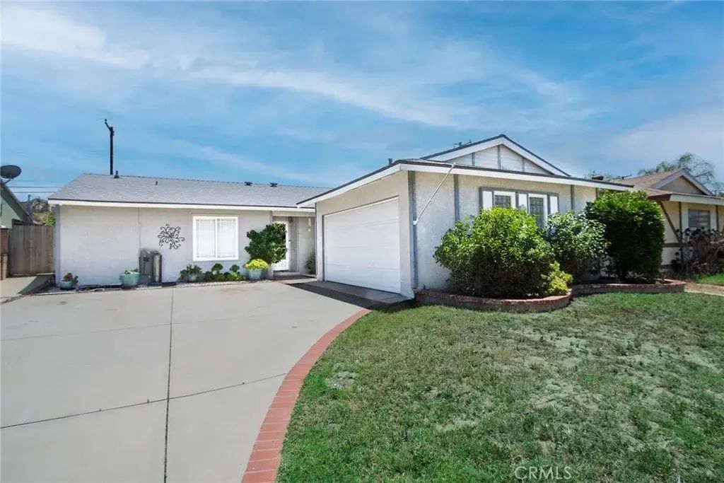 22522 Festividad Drive, Saugus