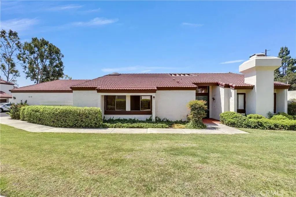 451 Corte Rojo, Upland