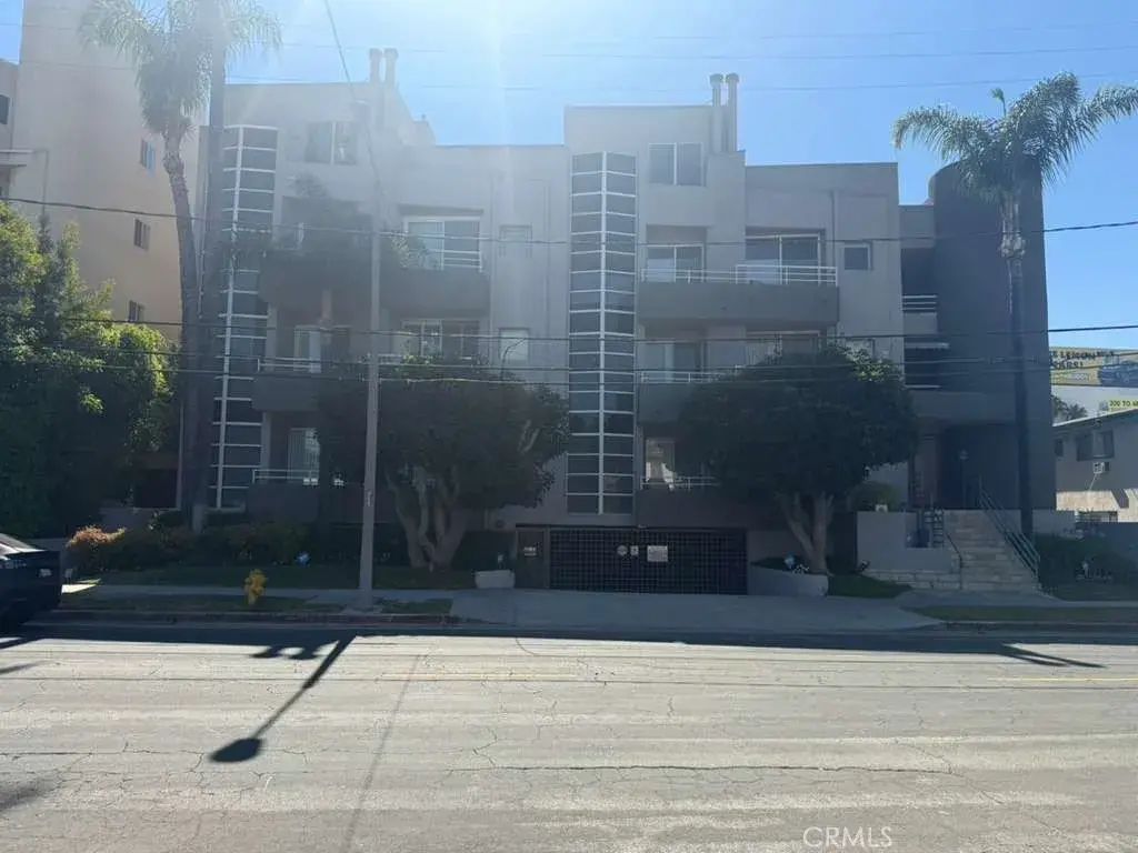 4557 Haskell 104, Encino