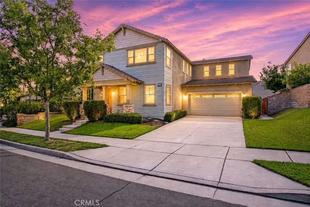 25050 Cliffrose, Corona